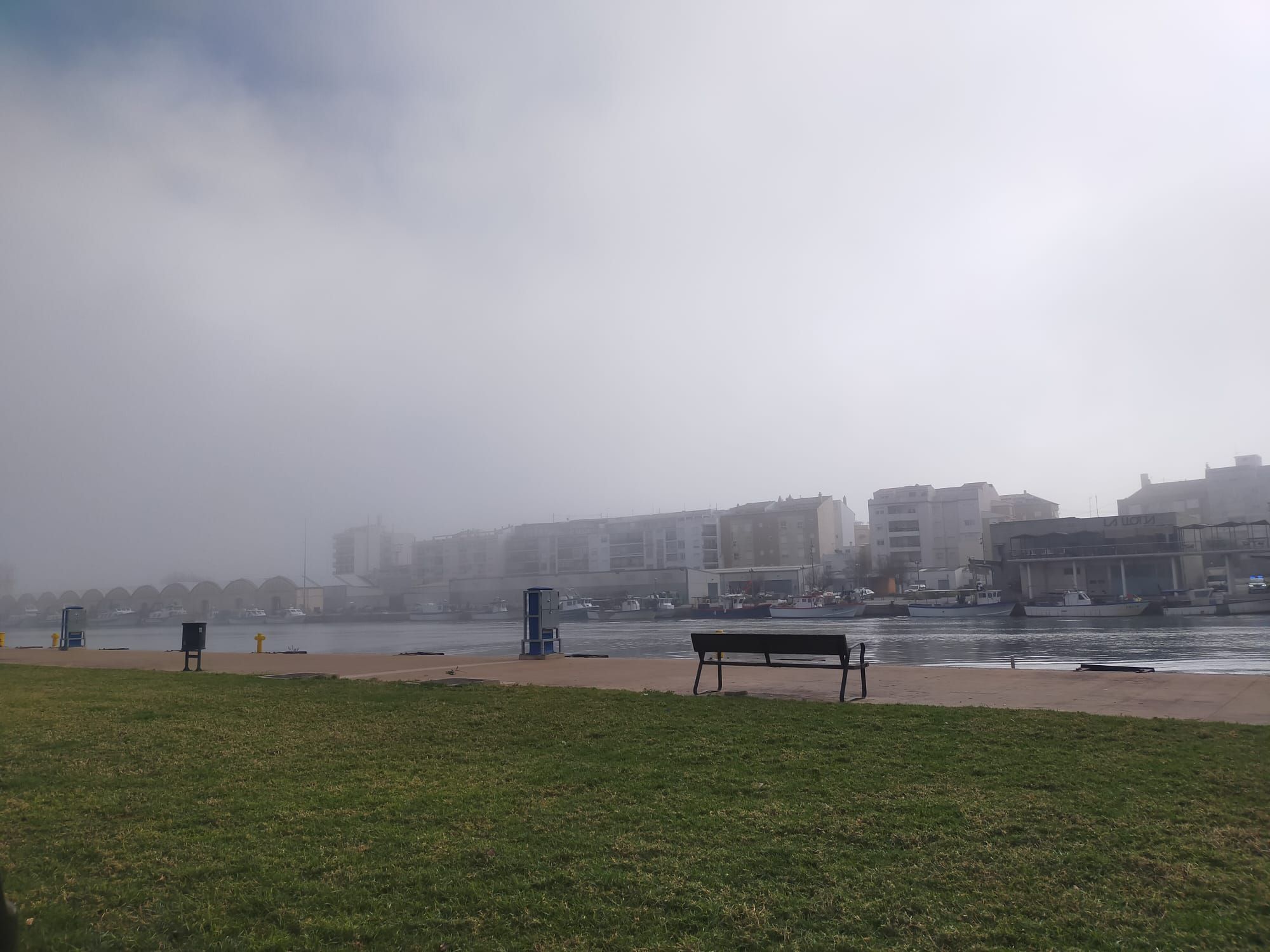 La playa de Gandia desaparece entre la niebla