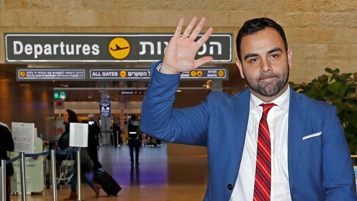 El director de Human Rights Watch para Israel y Palestina, Omar Shakir, poco antes de tomar un vuelo en el aeropuerto israelí de Ben Gurion.