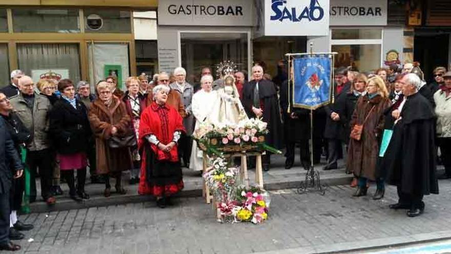 Los participantes de la ofrenda floral a la Virgen de la Concha.