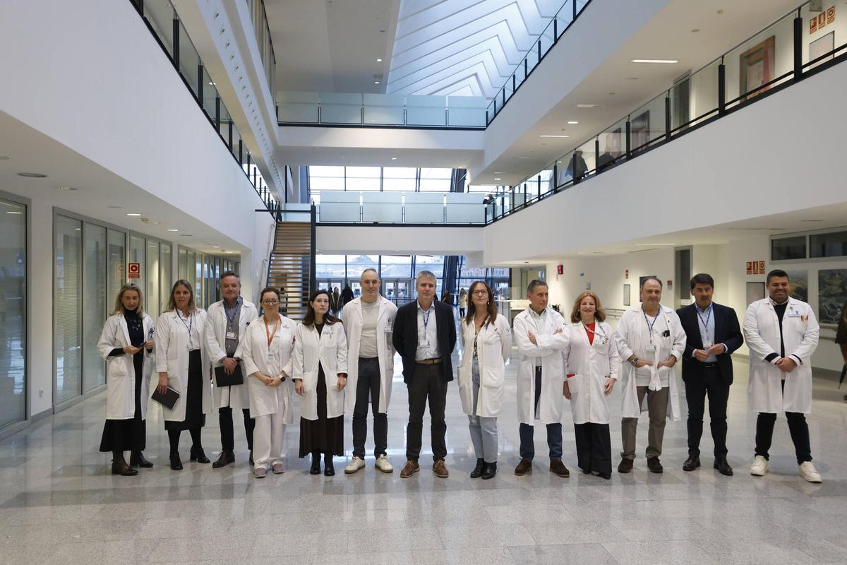 Integrantes de los equipos de traplante del HUCA, con la gerente del área IV, Beatriz López Muñiz, y la subdirectora de servicios quirúrgicos, Patricia Barrio, en el atrio del complejo sanitario ovetense.