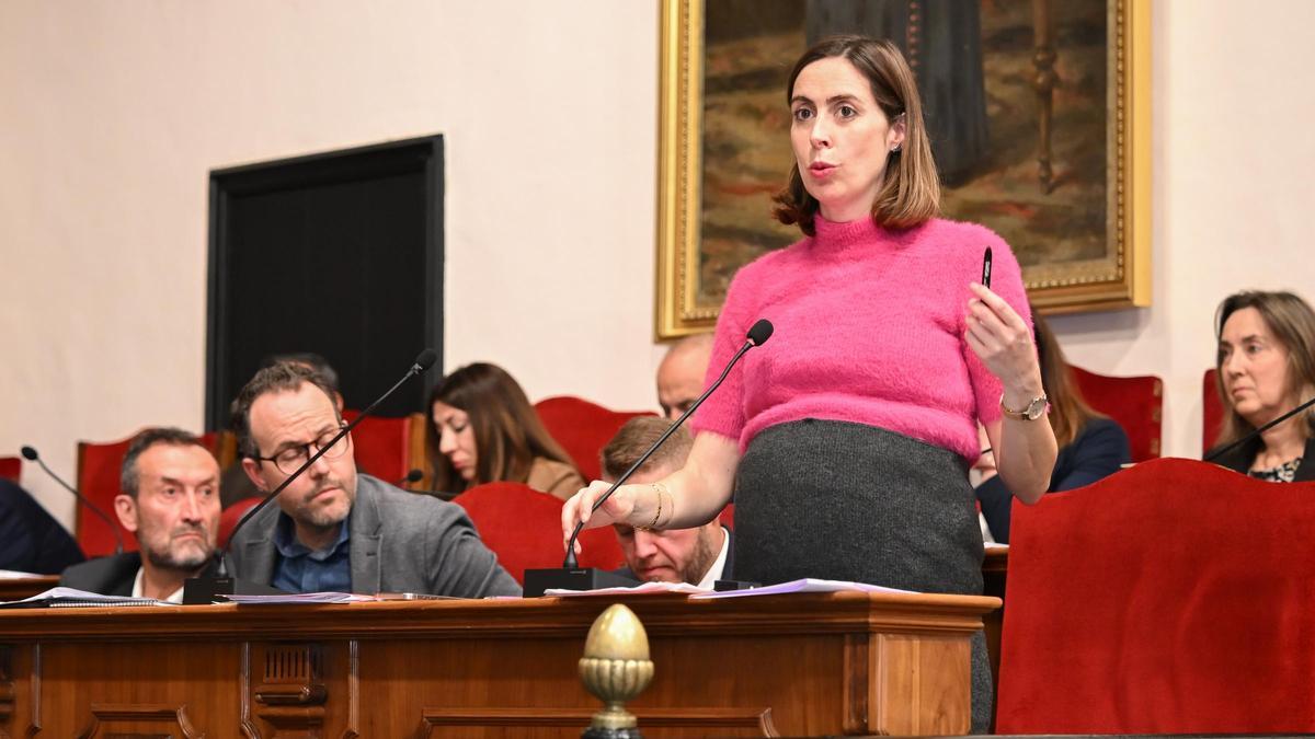 Esther Díez, en un pleno municipal en Elche