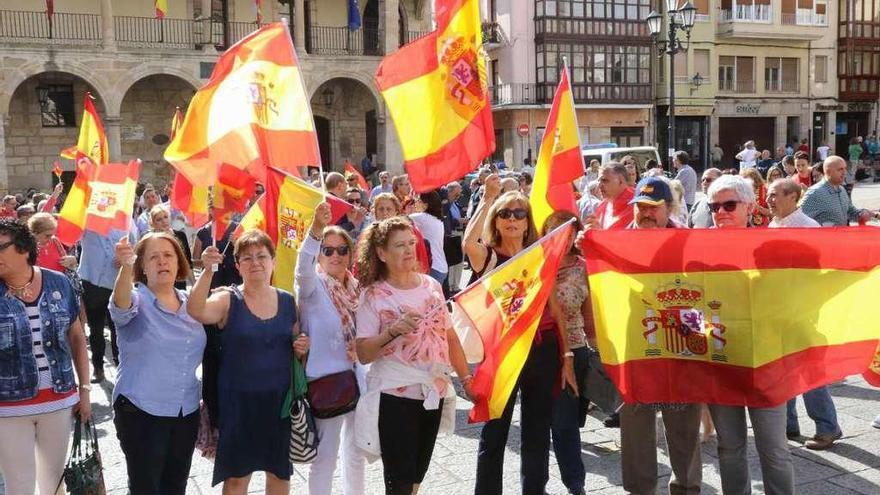 Banderas nacionales inundan la Plaza Mayor contra el independentismo catalán