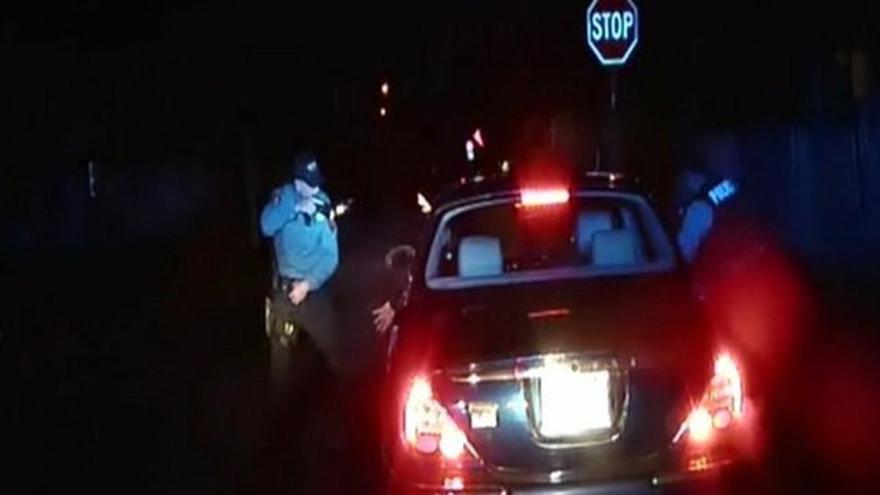 Un policía mata a un conductor negro que tenía las manos alzadas