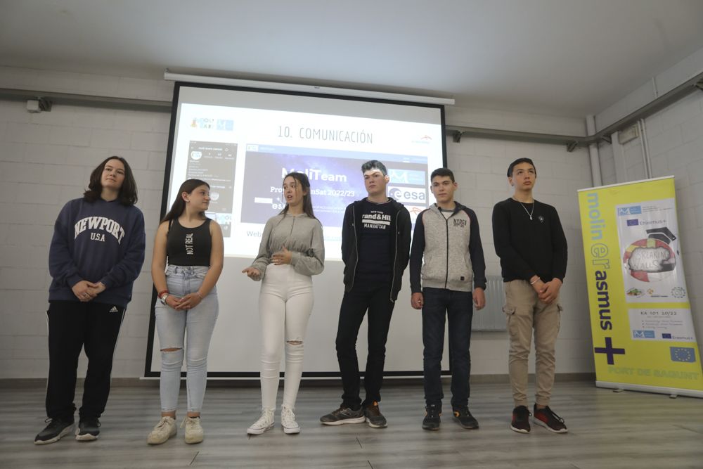 Estudiantes del IES María Moliner del Port de Sagunt presentan un proyecto para lanzar un minisatélite