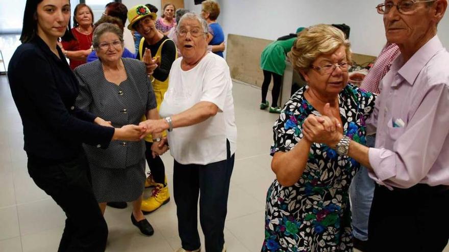 Un grupo de mayores, ayer, bailando en La Carriona.