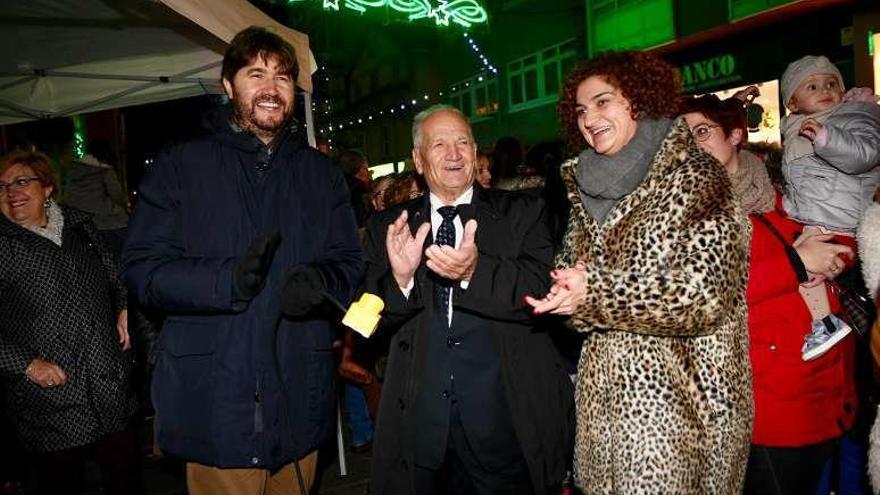 Acto celebrado ayer en Arteixo en el que César Bonilla encendió el alumbrado de Navidad.