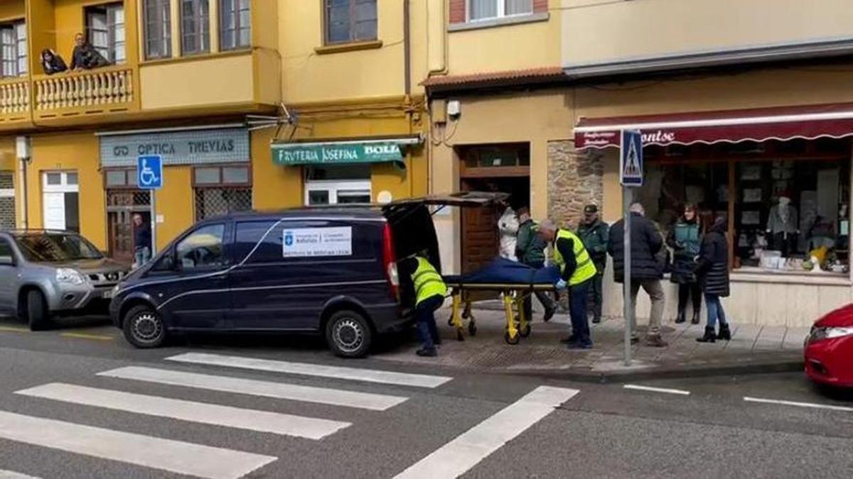 Trasladan el cadáver con signos de violencia hallado en Trevías al Instituto de Medicina Legal.