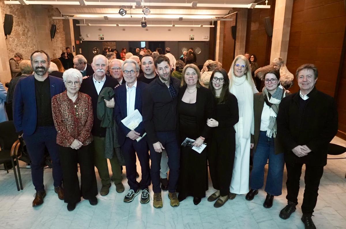 Fotografia de família dels participants a l'acte