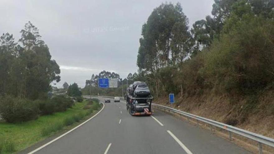 La caída de un árbol corta la A-52 en A Cañiza en dirección a Vigo