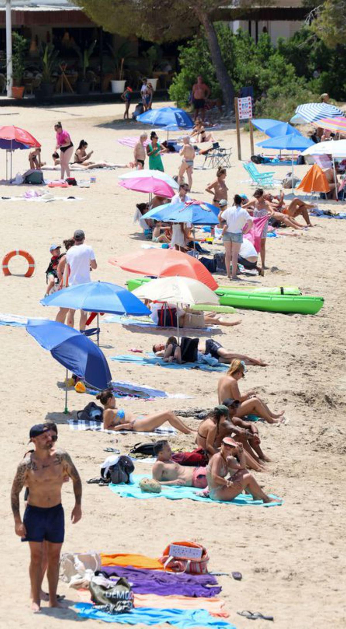 Turistas en Port des Torrent. | J.A. RIERA