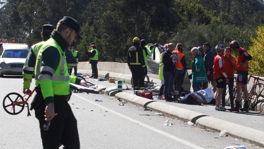 Un ciclista muere y otros cinco están graves al ser arrollados por un coche en A Guarda