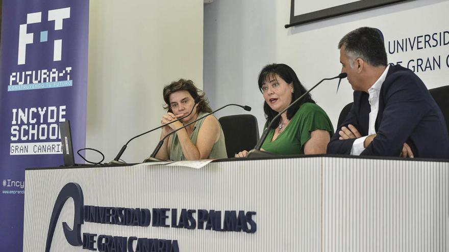 De izquierda a derecha, la creadora de la aplicación, Cristina Suárez; la vicerrectora de Empresa, Emprendimiento y Empleo, Rosa Batista; y Ruperto Santana, director general de Inerza.