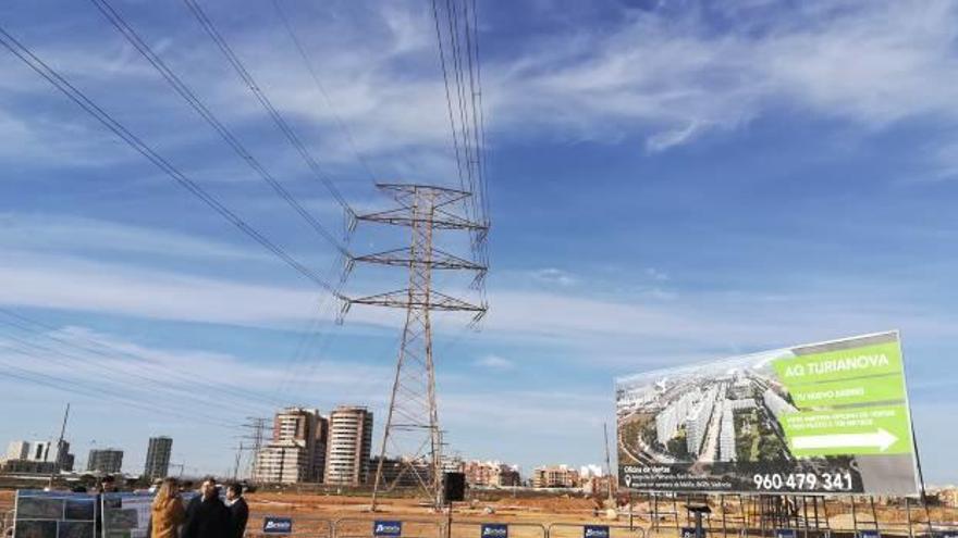 Cartel promocional del PAI con una torre eléctrica al fondo.