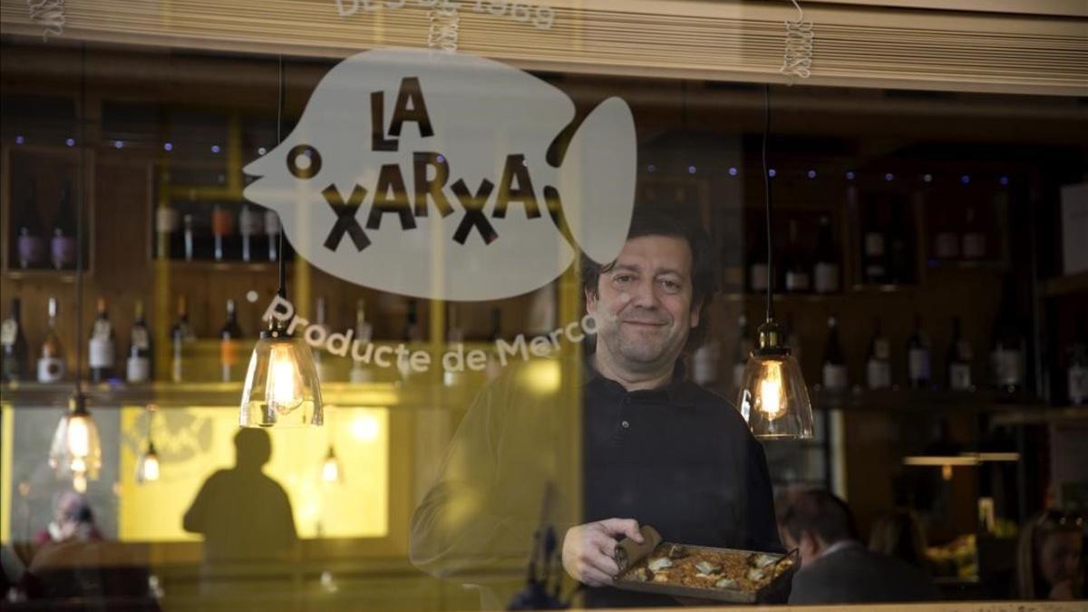 José Varela, de La Xarxa, con su arroz con bacalao y alcachofas.