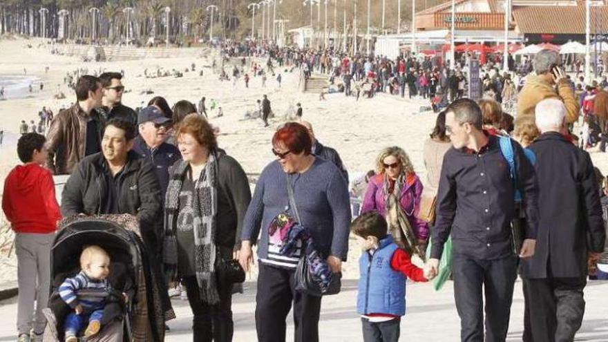 Familias, ayer, paseando por Samil animadas por el sol y las buenas temperaturas. // J. Lores