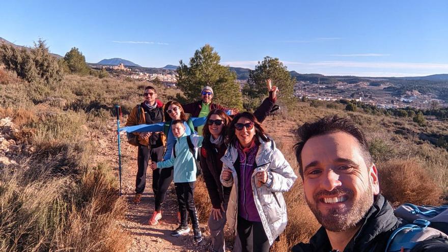 José Luis Jorquera (a la derecha) junto a un grupo de peregrinos. | L.O.