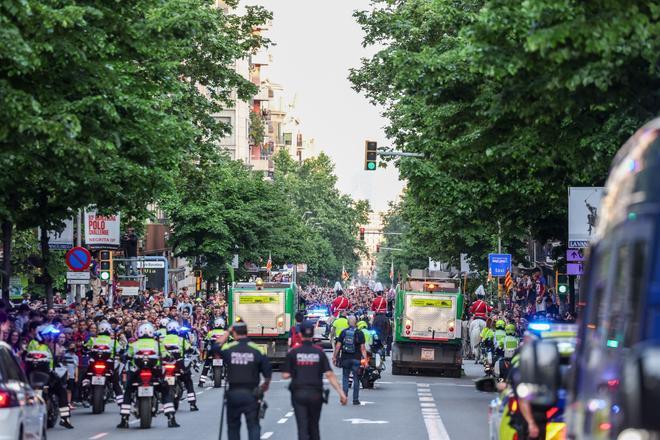 ¡De locos! Las mejores imágenes de una ciudad entregada al Barça