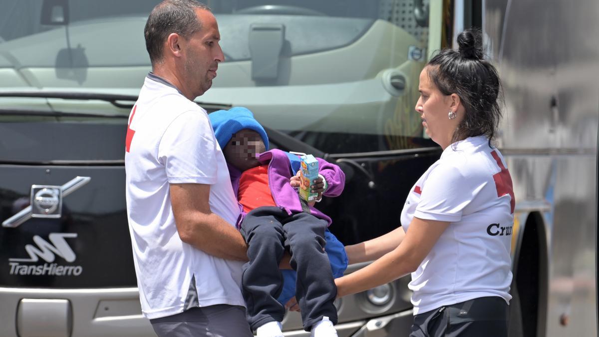 Atención a un menor migrante a su llegada a El Hierro.