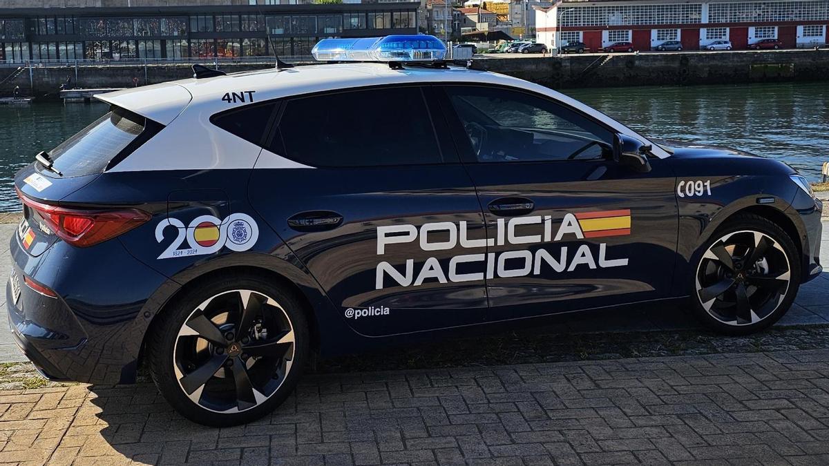Un vehículo de la Policía Nacional ante el frente marítimo de Vigo.