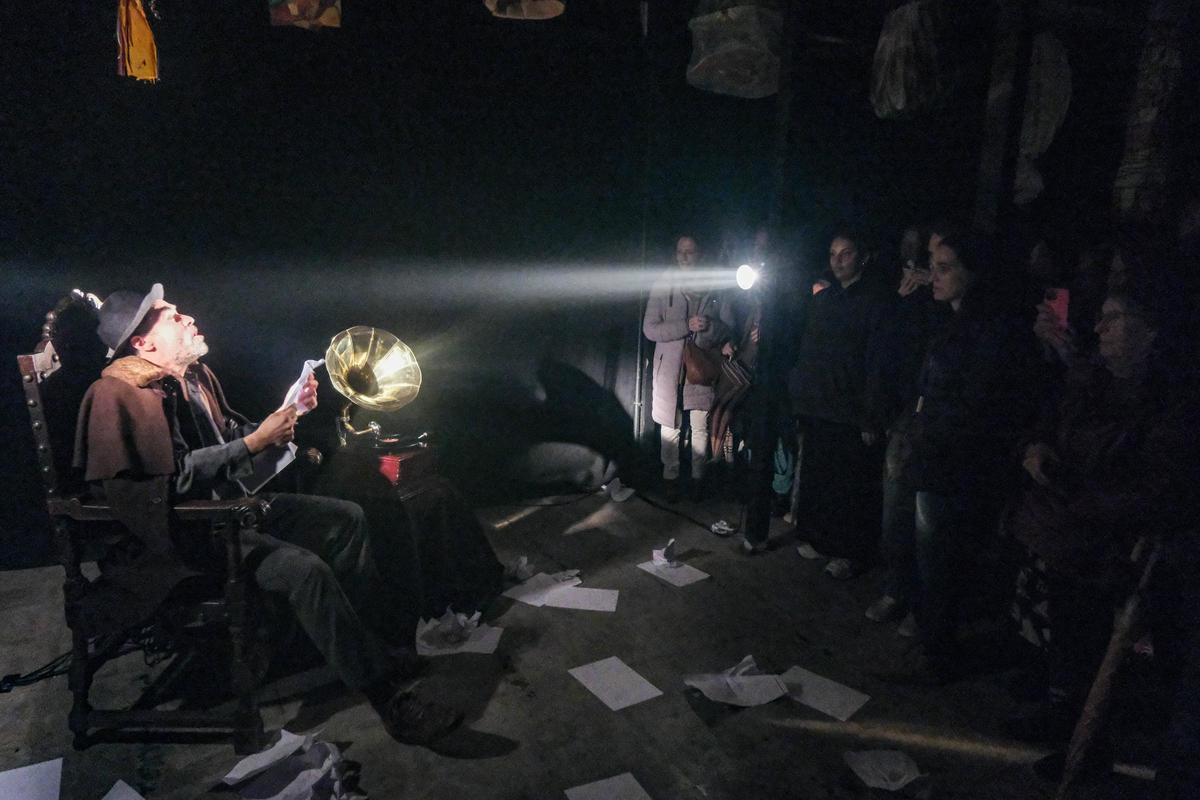 El fantasma del teatro en la visita guiada del Teatro López de Ayala.