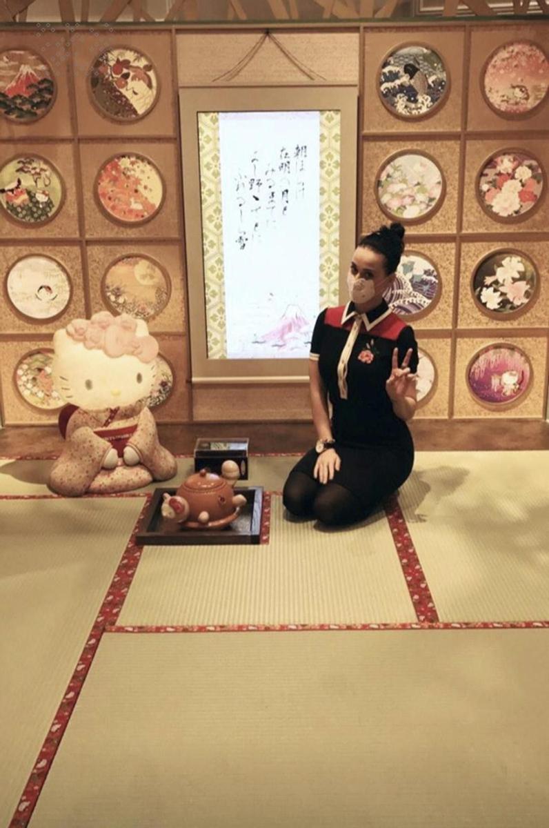 Katy Perry, feliz con Hello Kitty