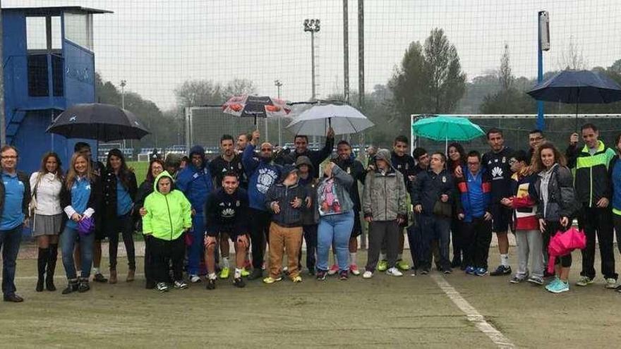 Los visitantes, con algunos futbolistas, tras el entrenamiento de ayer.