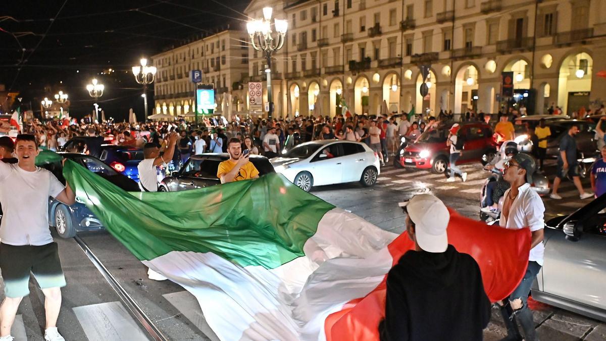 Aficionados italianos celebran el pase a la final de la Eurocopa.