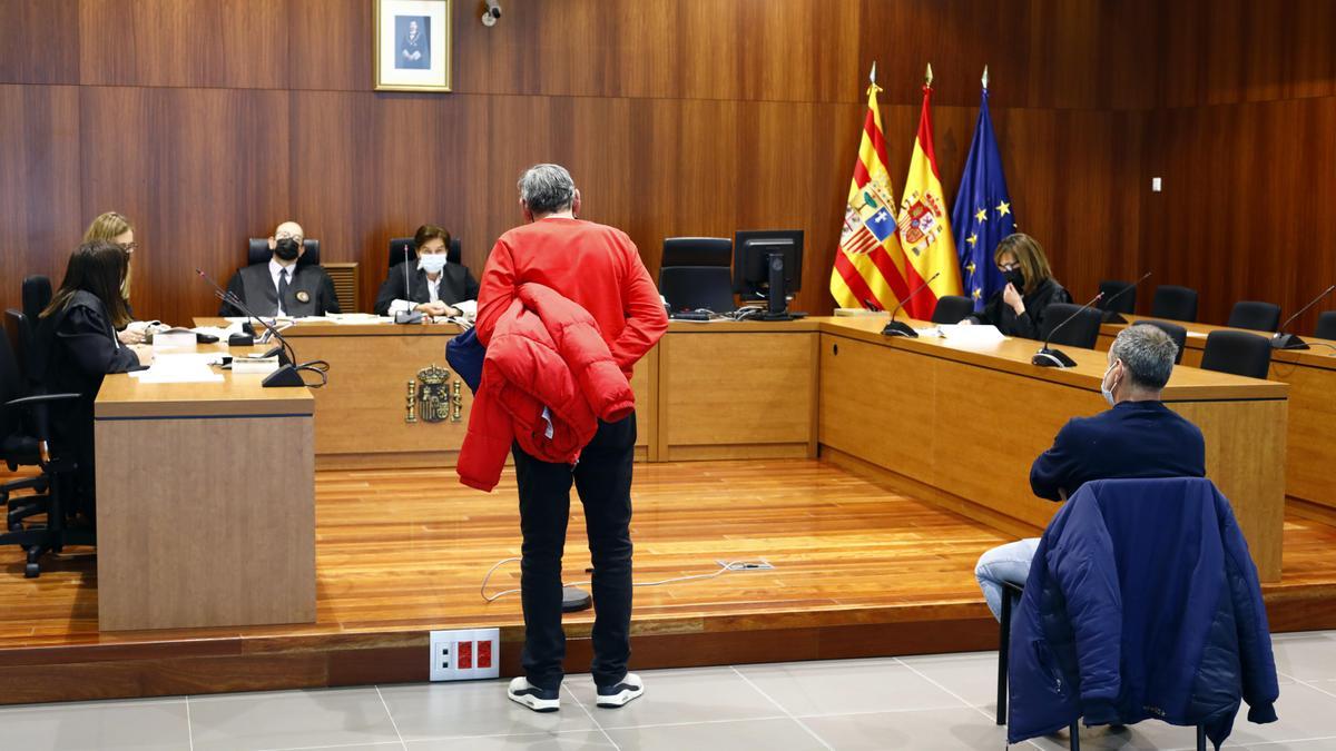 El acusado, sentado a la derecha, durante la declaración de un testigo.