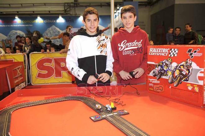 Marc Márquez junto a su hermano Álex en el stand de Sport en la Fira de la Infància y de la Joventut de Barcelona en enero de 2009.