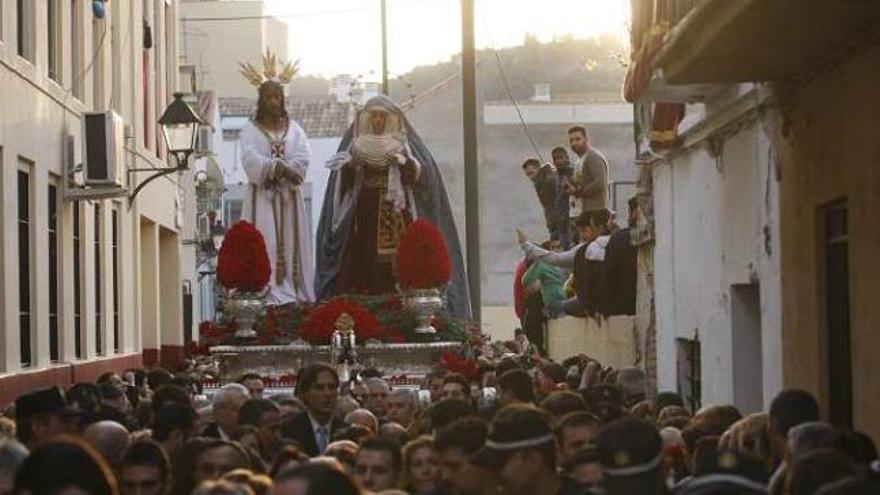 Jesús Cautivo y la Virgen de la Trinidad dan sus primeros pasos por la calle Jara.