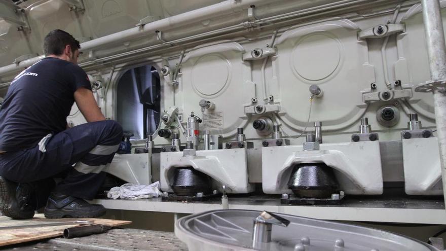 Un empleado de Navantia durante una de sus jornadas de trabajo en la factoría de Cartagena.