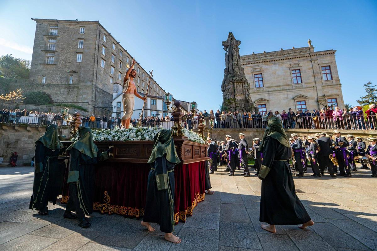 Santiago vive la Pascua con la procesión del Cristo Resucitado y el encuentro en la Quintana Santiago vive la Pascua con la procesión del Cristo Resucitado y el encuentro en la Quintana