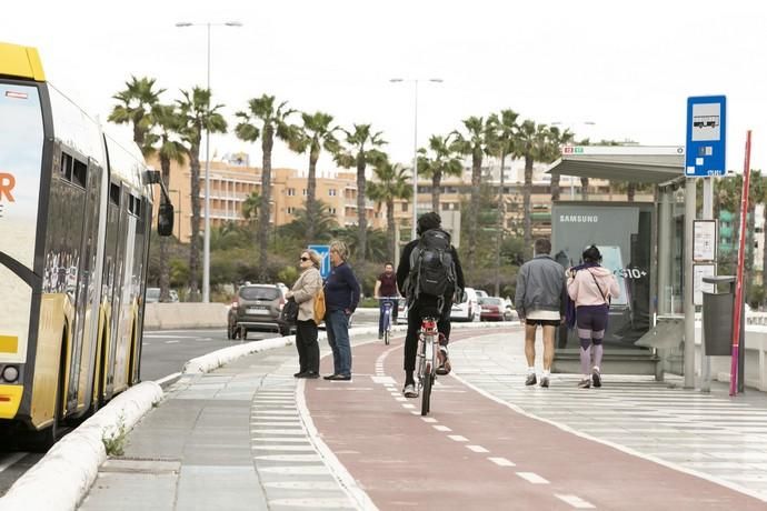 01.04.19.Las Palmas de Gran Canaria. Carril bici y parada de guaguas en la Avenida Marítima. Foto Quique Curbelo  | 01/04/2019 | Fotógrafo: Quique Curbelo