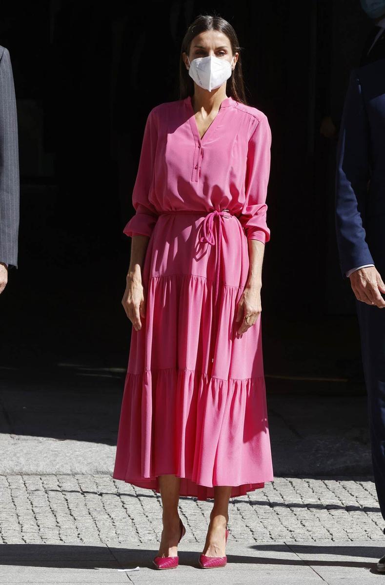 Reina Letizia con vestido rosa fucsia de Hugo Boss