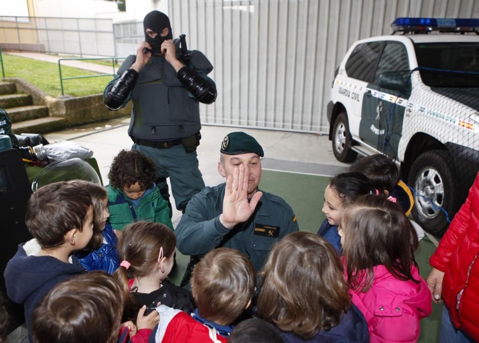 La Guardia Civil realiza una exhibición en el Jacinto Benavente