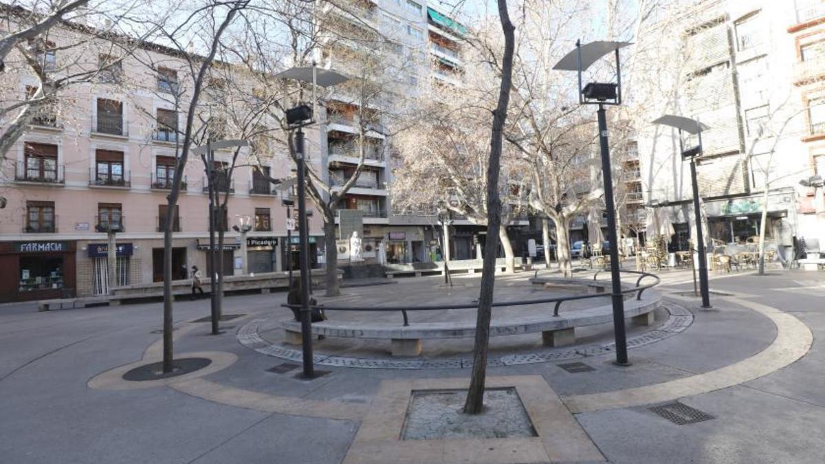 Uno de los inmuebles que saldrá a subasta está en un bloque de viviendas de la plaza Nolasco de Zaragoza. | ÁNGEL DE CASTRO