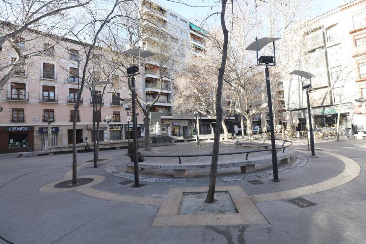 Uno de los inmuebles que saldrá a subasta está en un bloque de viviendas de la plaza Nolasco de Zaragoza. | ÁNGEL DE CASTRO