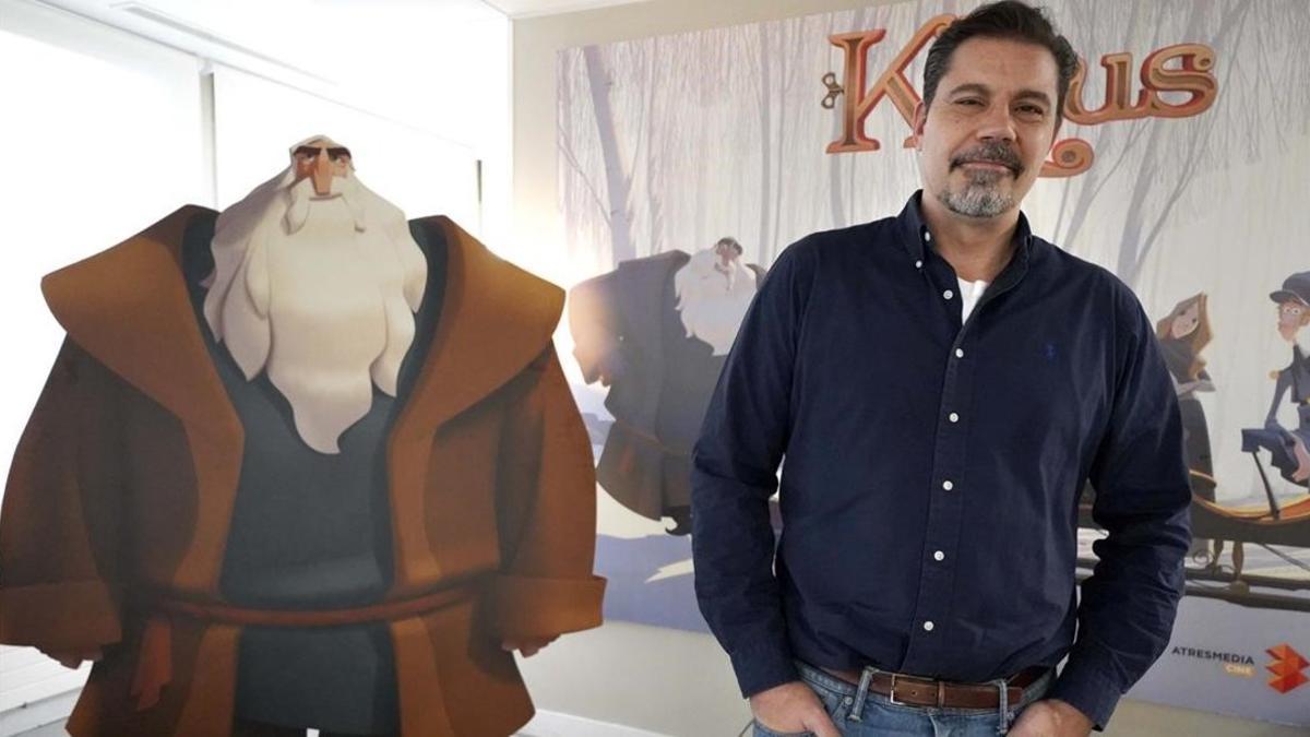 Sergio Pablos, director de 'Klaus', con un cartel de la película.