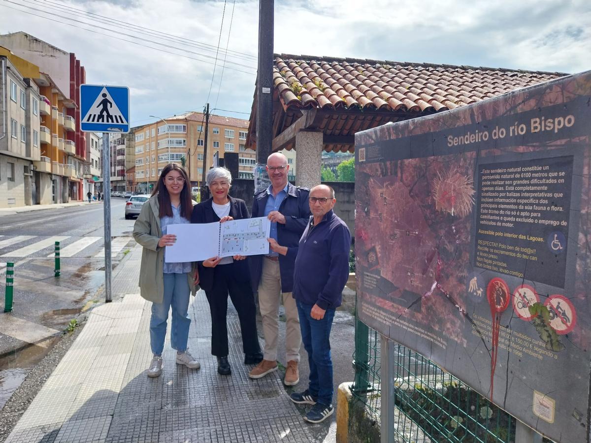Miembros del gobierno bipartito BNG-PSOE de Bueu con una versión anterior del proyecto en la propia calle Pazos Fontenla, al lado del río Bispo.