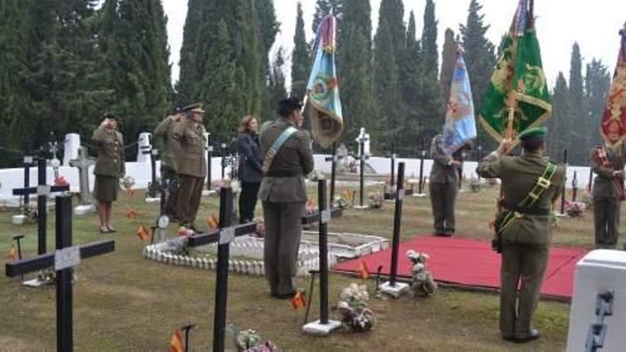 El Ejército de Tierra rinde homenaje a los soldados enterrados en Zaragoza