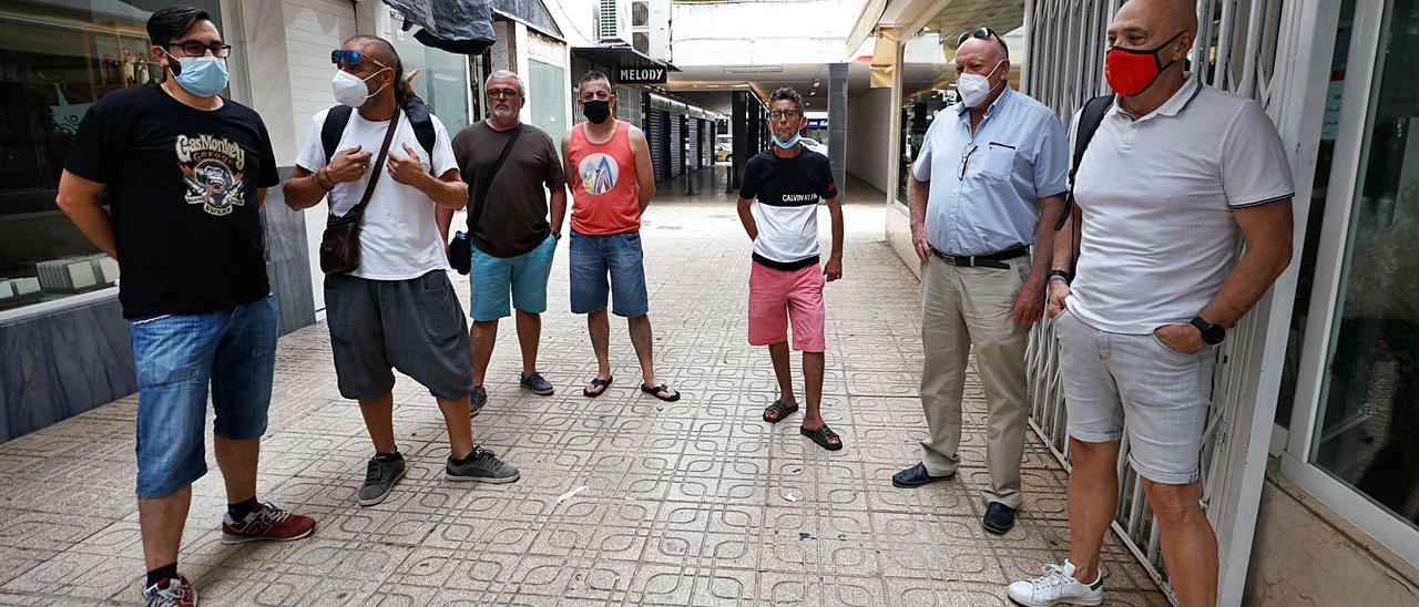 Portavoces de los trabajadores llamados a la huelga, ayer antes de reunirse para debatir sobre el paro.