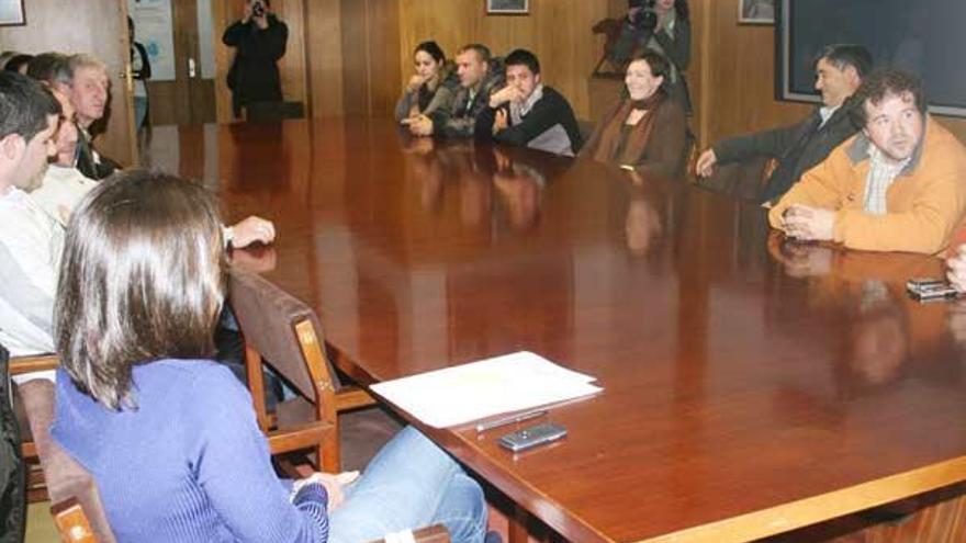 Vista de la reunión de los hosteleros locales con el alcalde José Antonio Dono y los ediles Sanmartín y Montse Maceiras.