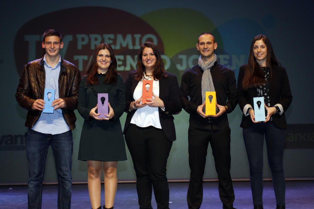 Los galardonados Sacha Kruithof, Esther Roselló, Ana Hernádez Iranzo, Pere Vicalet y Estafnía López, posando con los premios al final de la gala.