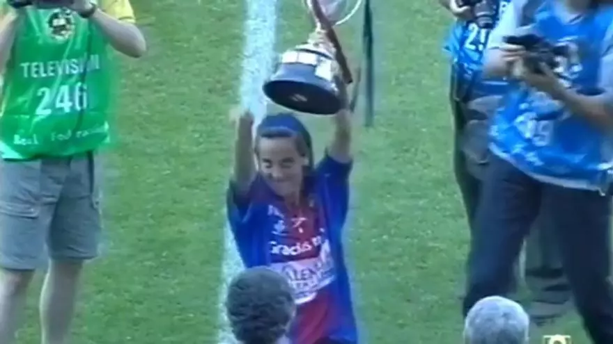 Tere Saurí alza la Copa de la Reina 2000-01