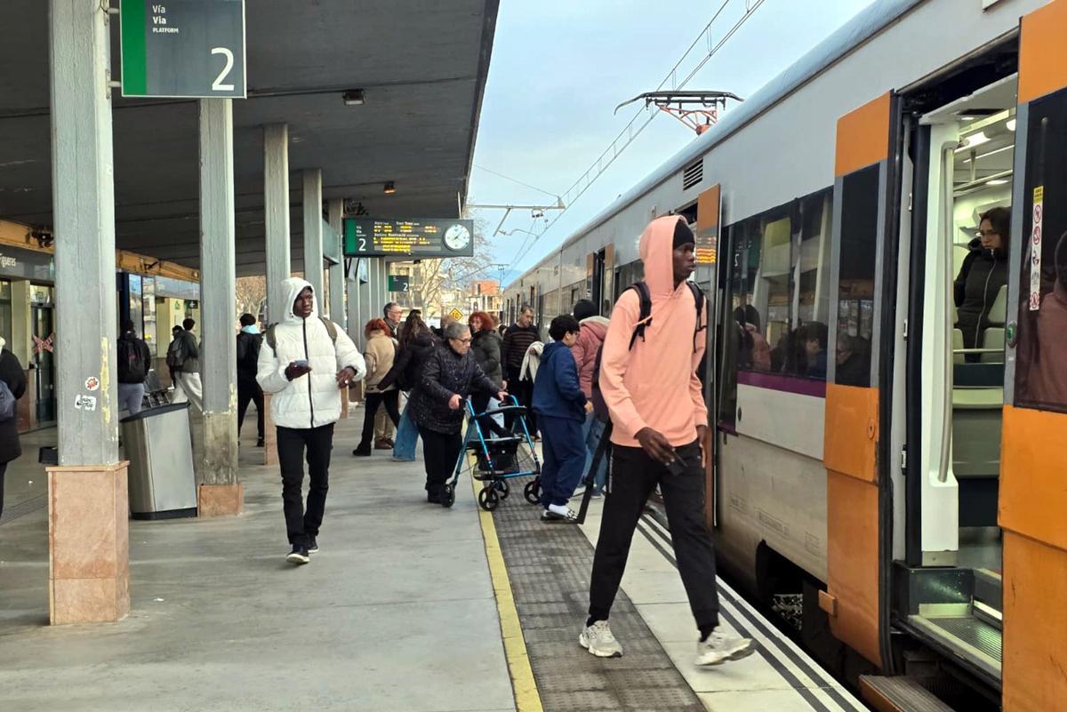 Usuaris pujant al tren.