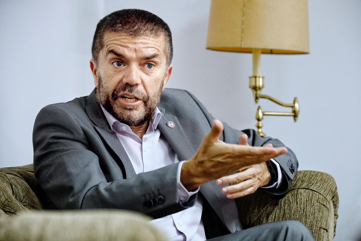 El rector durante la entrevista.