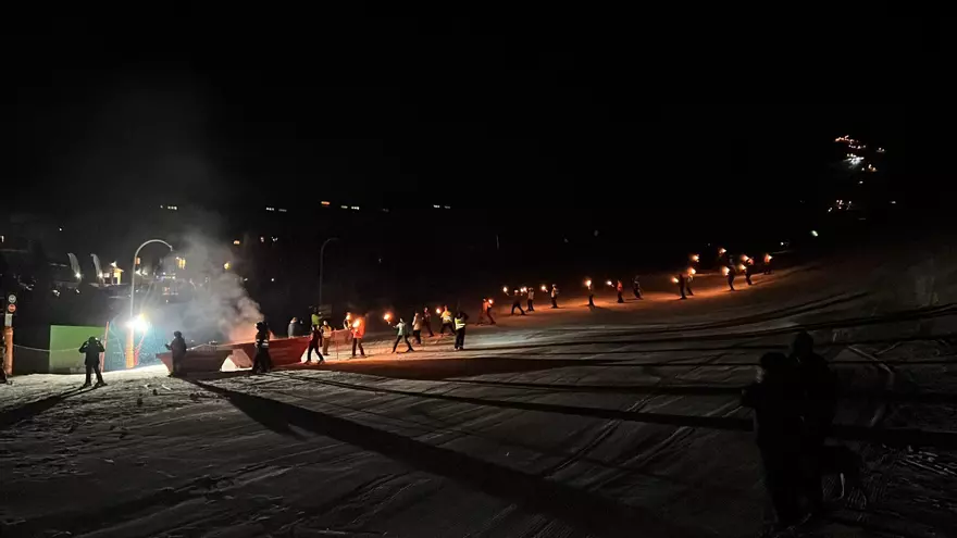 Baixada de torxes a l'estació de La Molina per commemorar el 25è aniversari del domini conjunt amb Masella Alp 2500