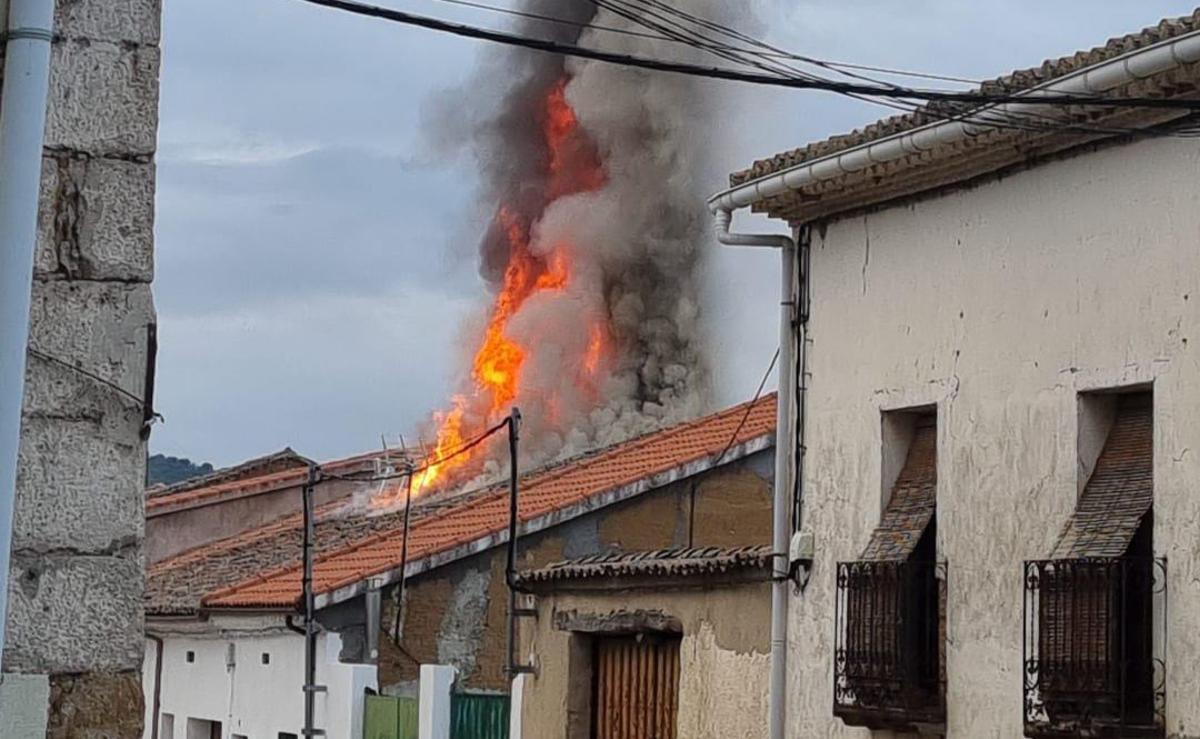 Incendio vivienda Peleagonzalo.
