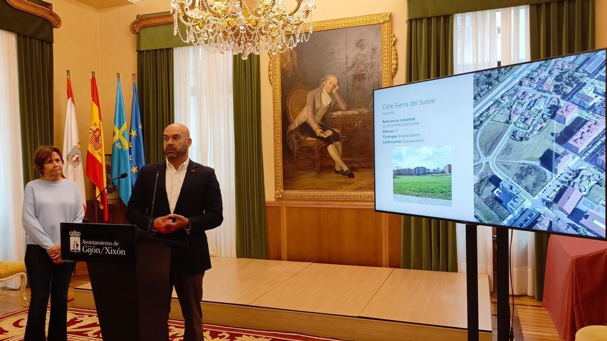 Jesús Martínez Salvador presenta el proyecto de Nuevo Gijón, en la pantalla, junto a Carmen Moriyón.