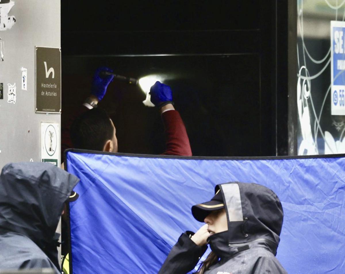 Un agente tomando muestras en la escena del crimen el pasado viernes. | MARCOS LEÓN